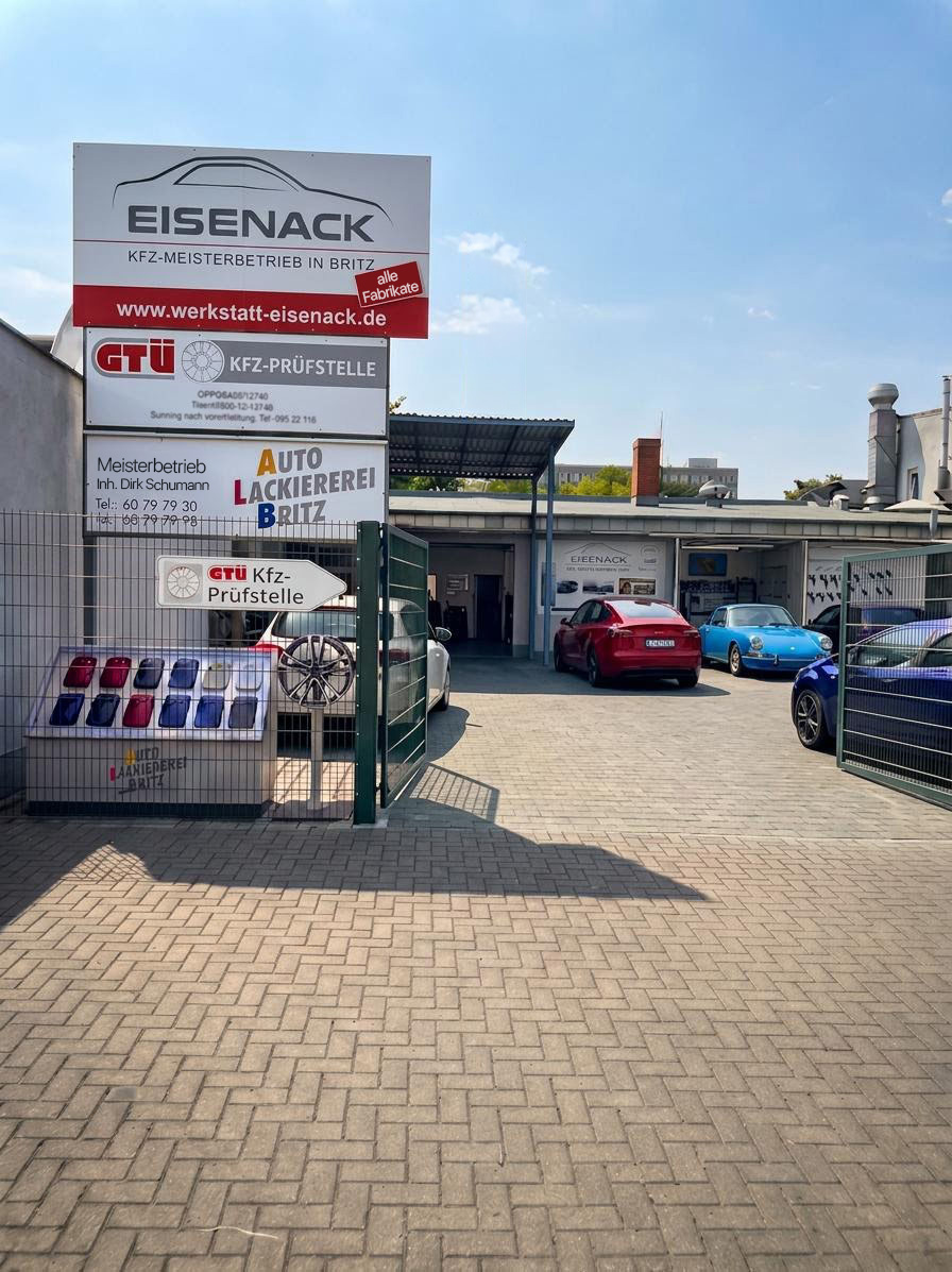 Einfahrt zum Werkstatthof der Autolackiererei in Britz